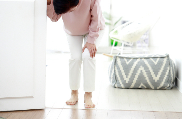 벽을-잡고있는-여성