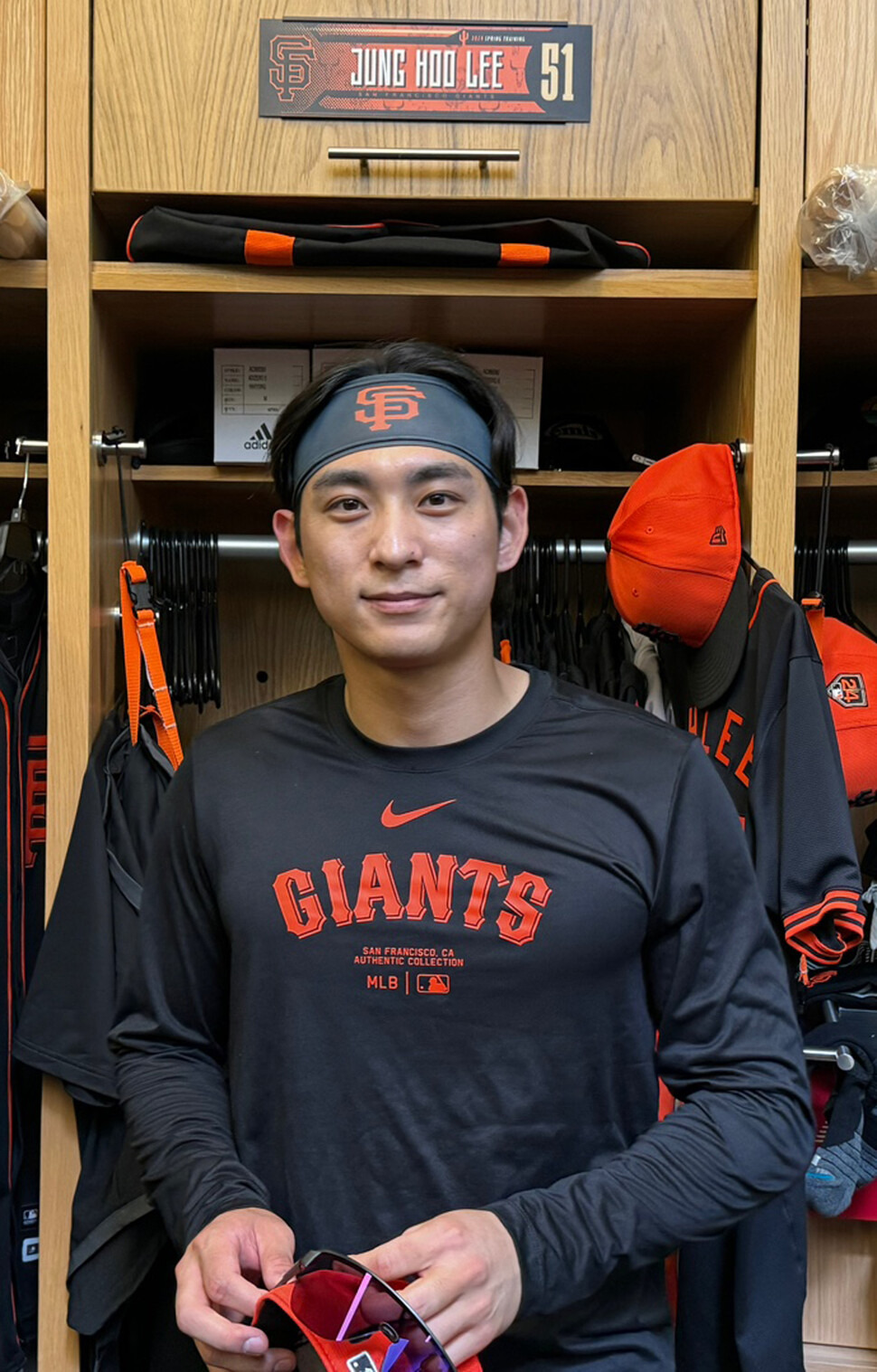 샌프란시스코 자이언츠 이정후가 15일(한국시각) 미국 애리조나주 스코츠데일 스타디움에서 시작된 구단의 스프링캠프에 합류한 뒤 라커룸에서 취재진과 사진촬영을 하고 있다. 연합뉴스