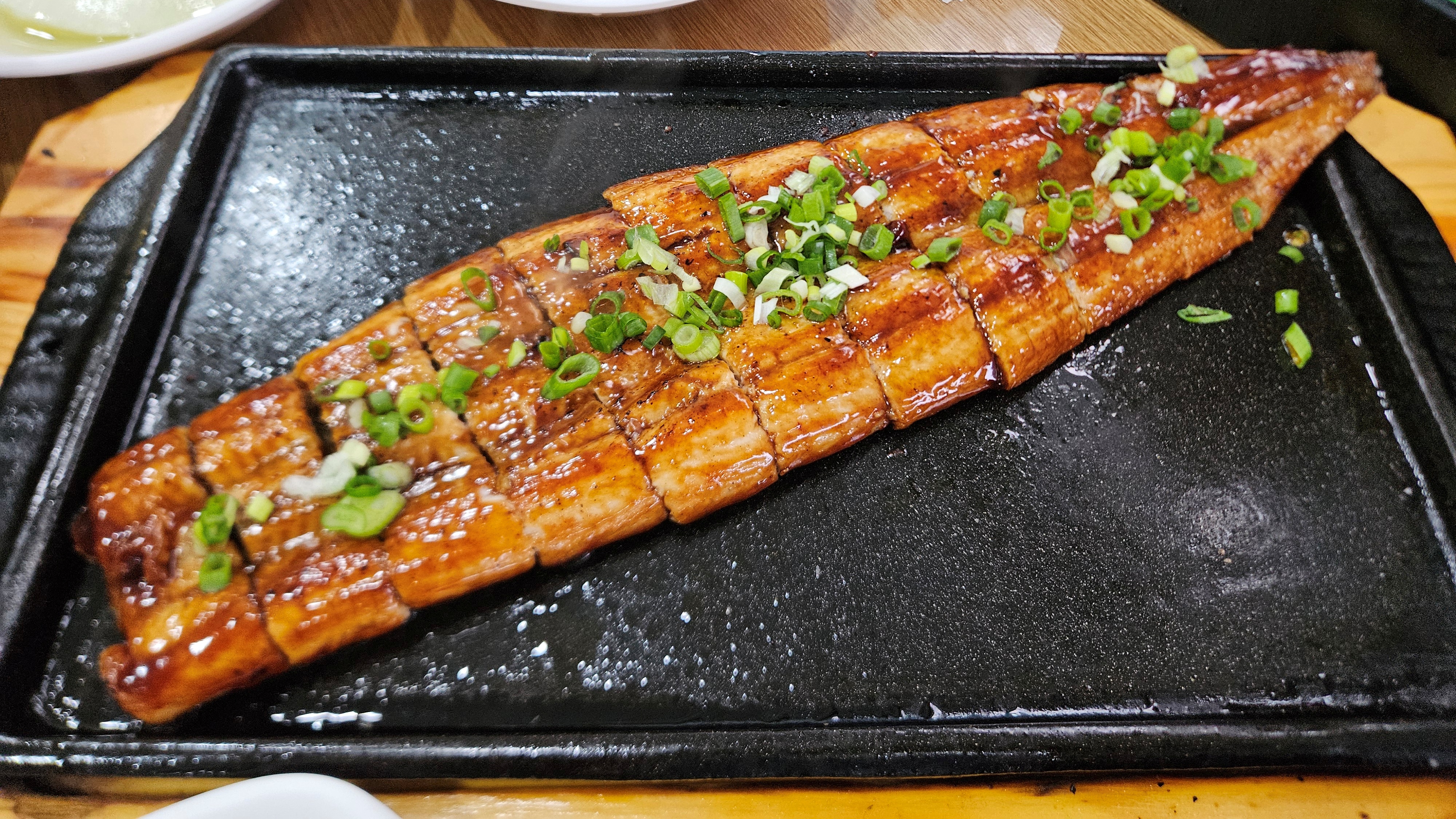 봉메밀-철판에-나온-양념장어구이