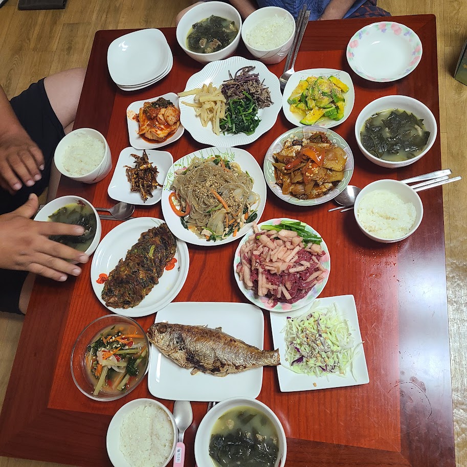 면역력에 좋은 나물반찬과 잡채, 가족 건강을 위해 준비한 정성 가득한 보양 식단 이미지.