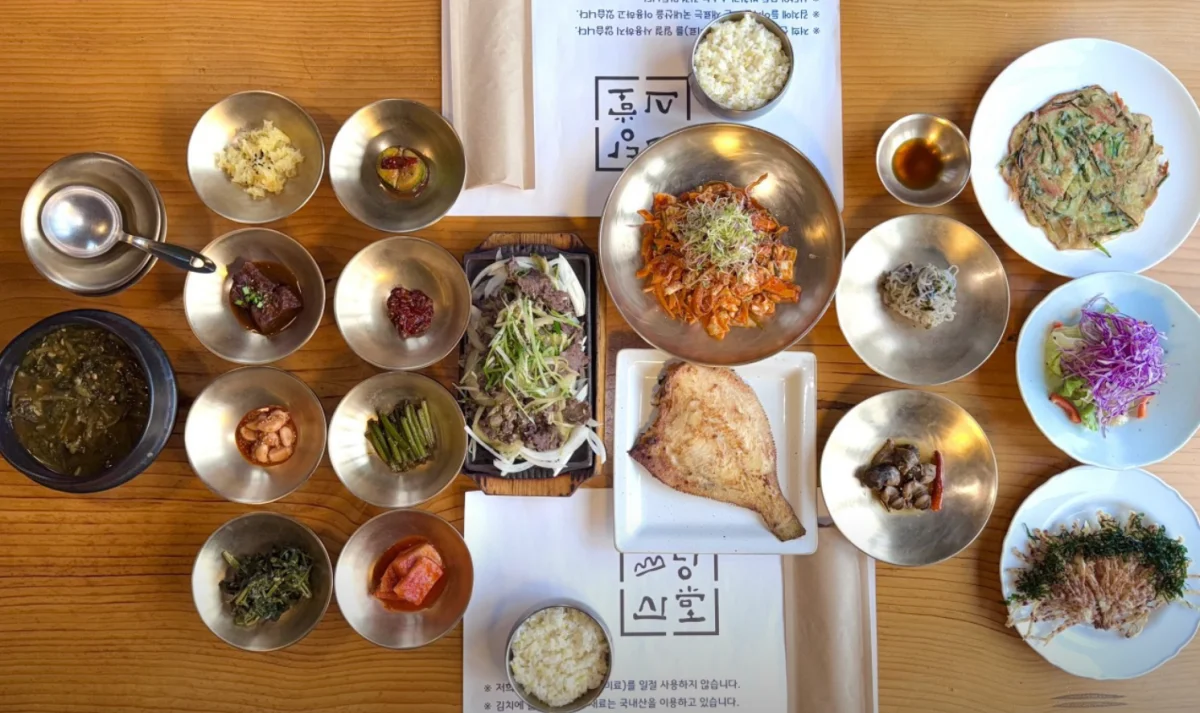 산당정식-메뉴-전체-반찬을-위에서-찍은-사진
