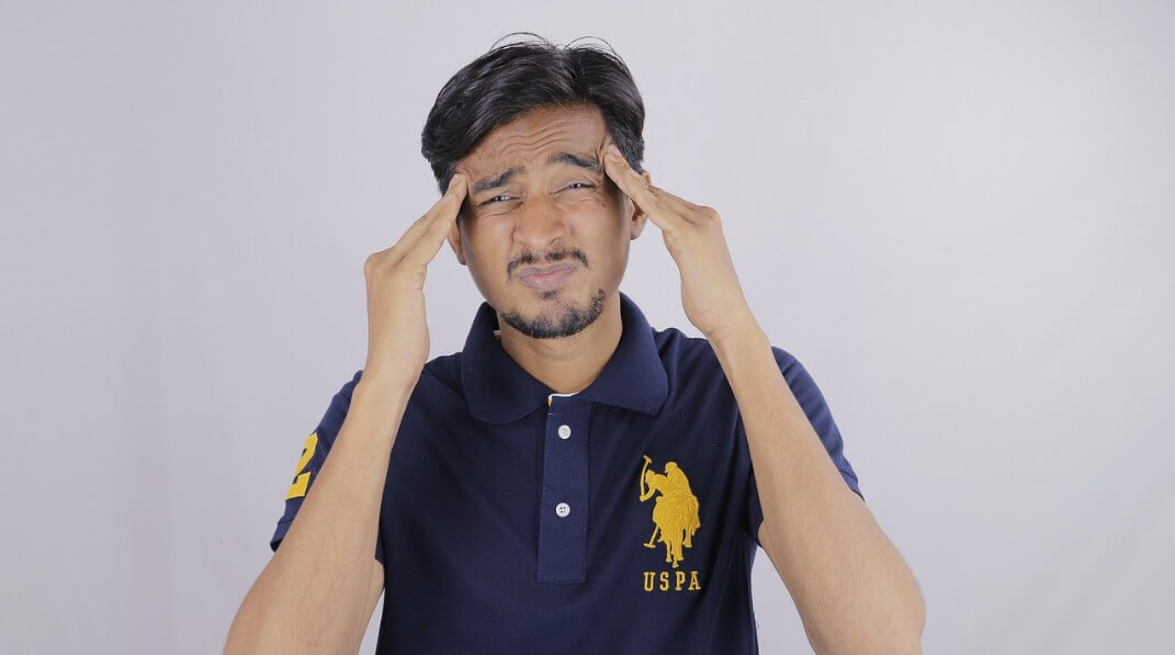 두통으로 아픈 남성