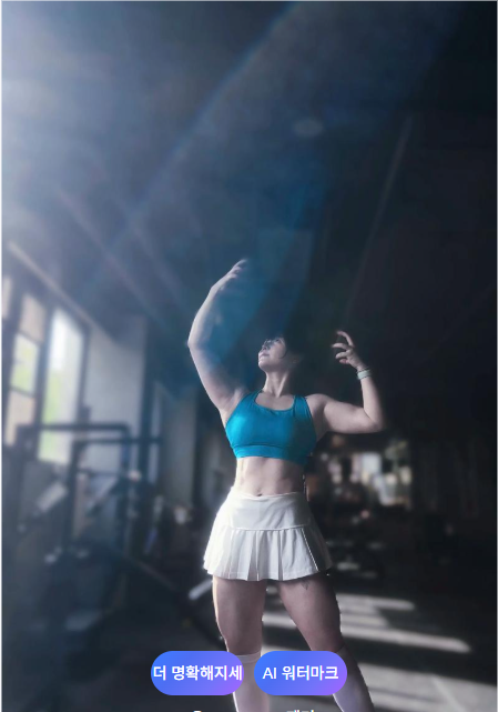 헬스장에서근육여자가포징하는모습사진