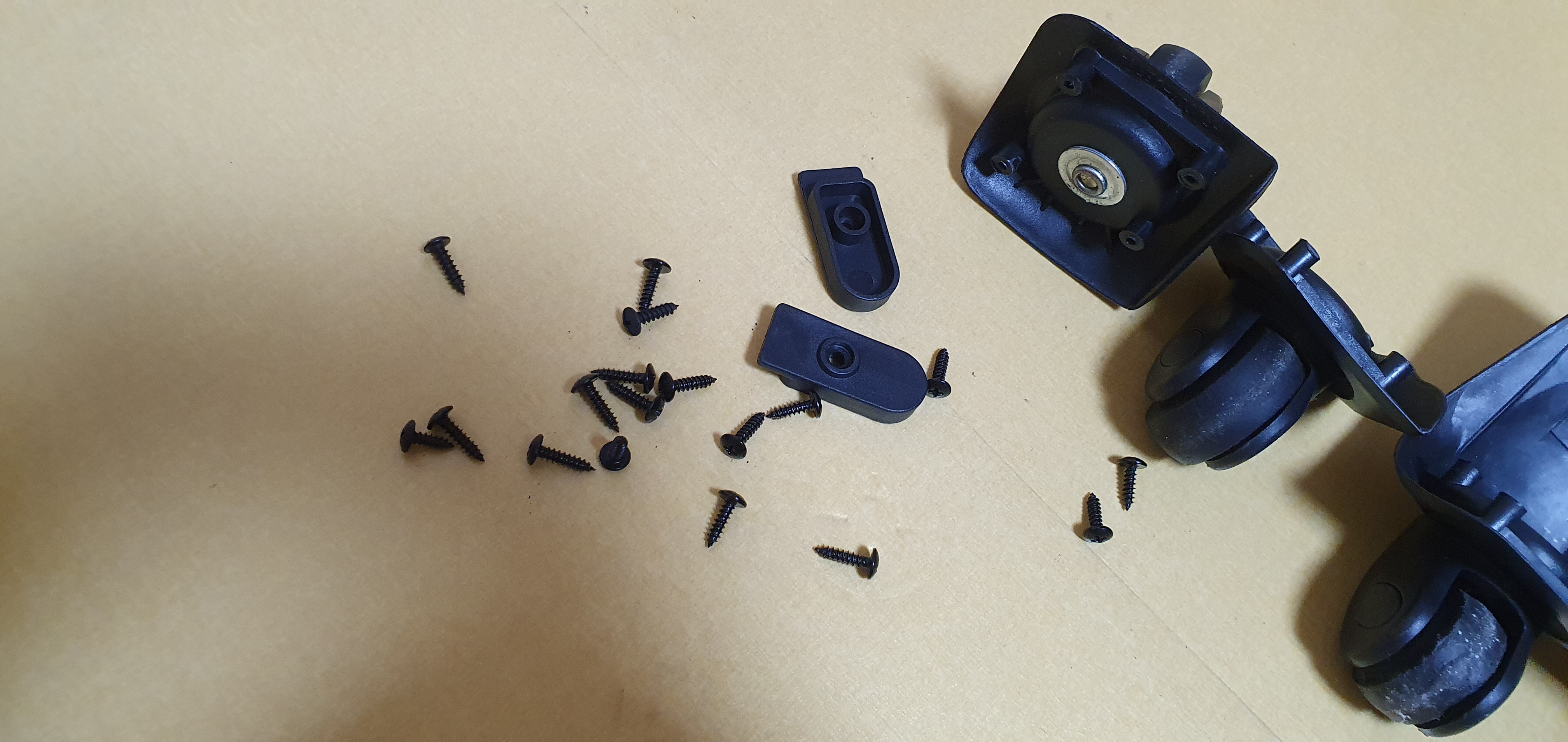 샘소나이트 캐리어 바퀴를 고정시켰던 볼트들