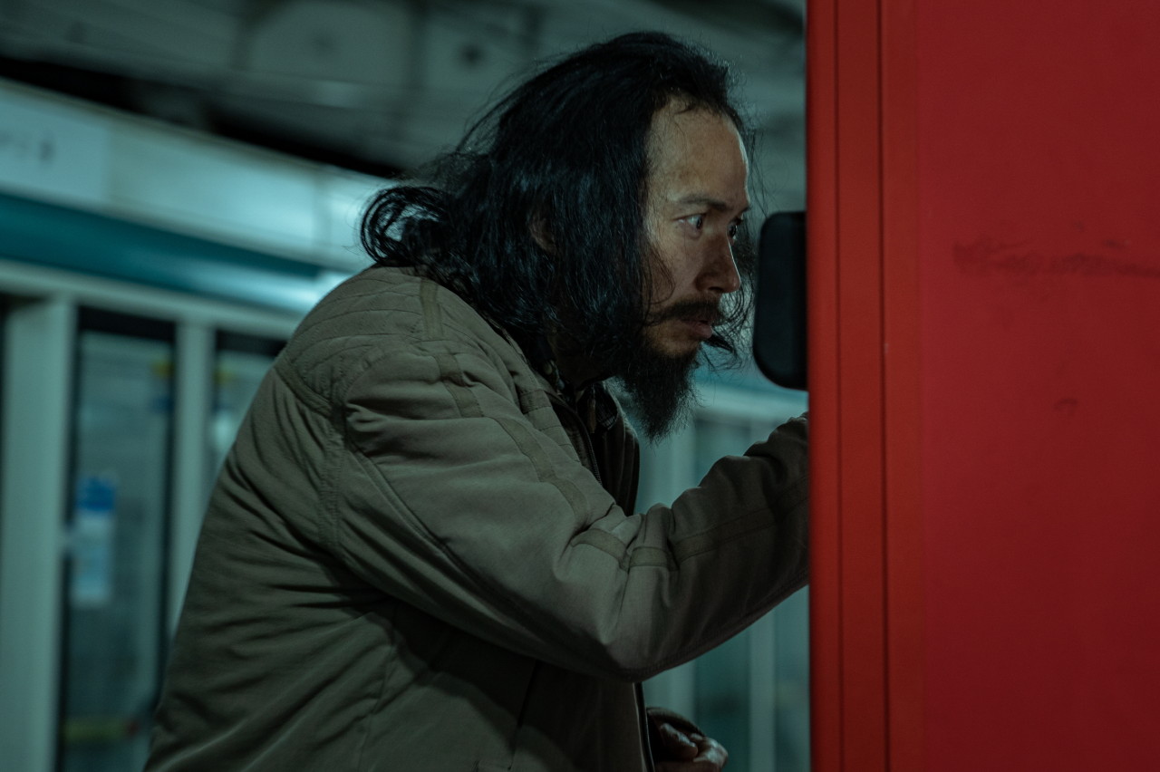 🔦 영상미와 사운드 디자인 – ‘소리 없는 움직임’의 공포