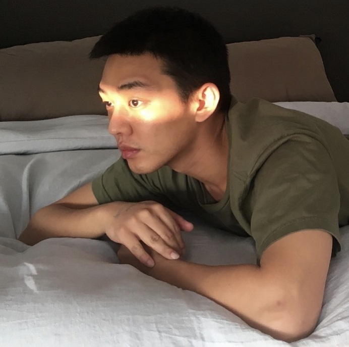 유아인 엄홍식