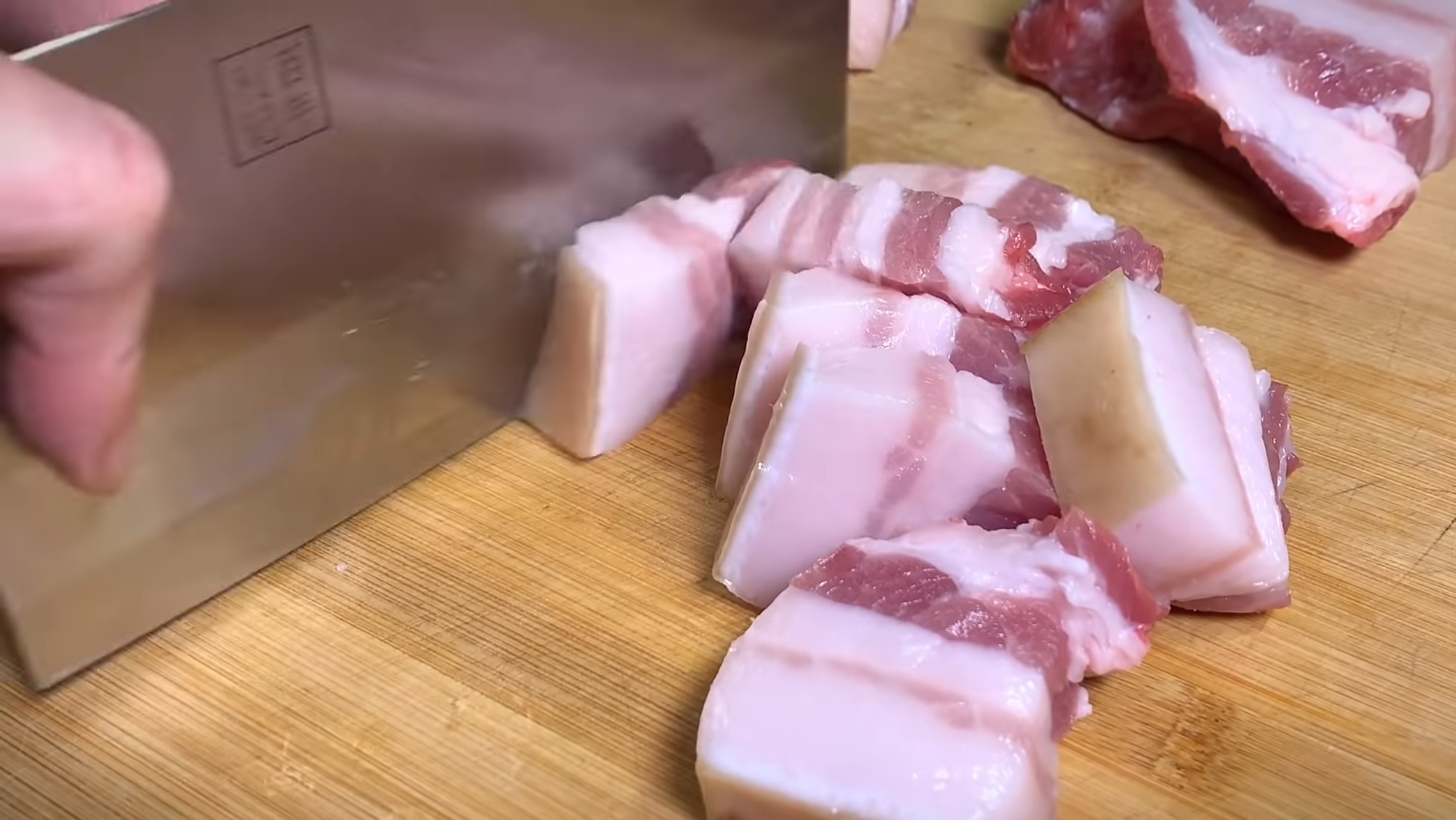 한 입 크기로
잘라 주세요