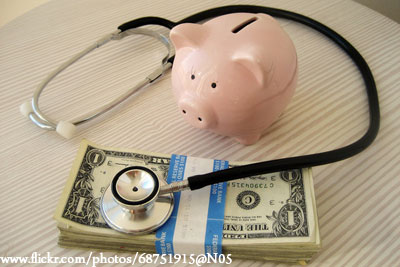 책상위에-청진기와-분홍돼지저금통-지폐다발이-놓여있음
