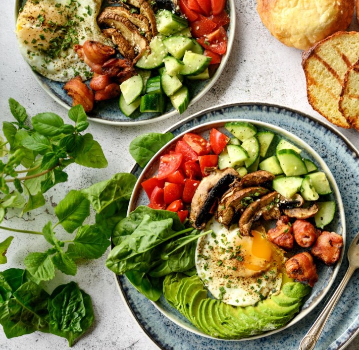 토마토 베이컨 계란 버섯 오이 아보카도가 들어간 샐러드