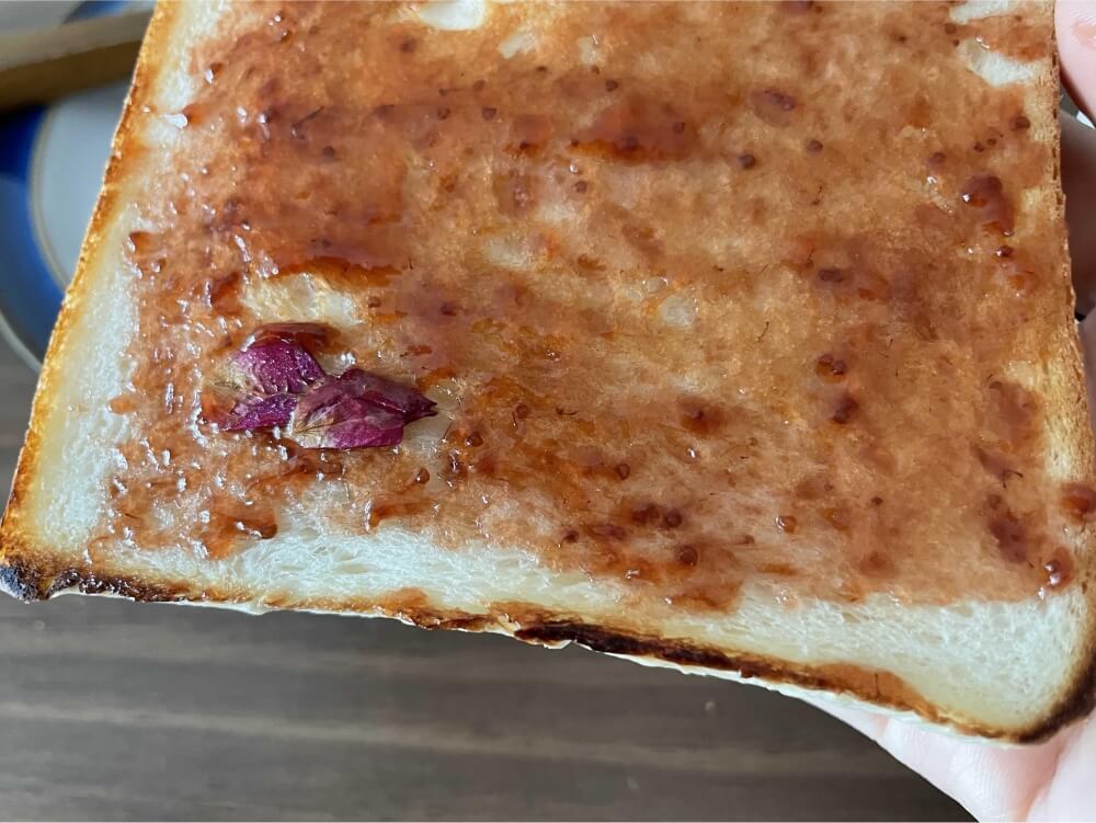 딸기장미잼을-바른-화이트리에-식빵