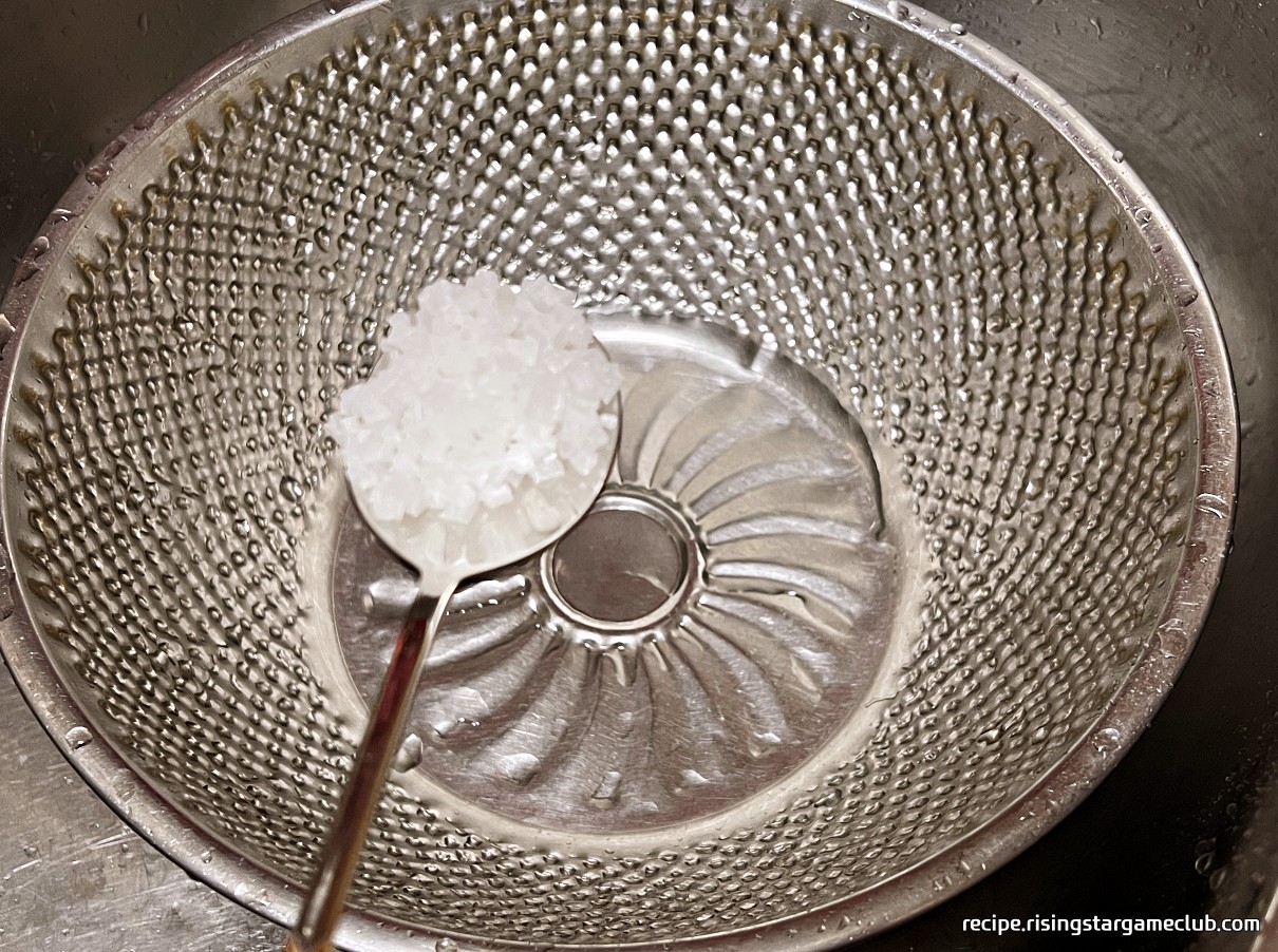 보울에 꽃소금 1T를 넣는 사진