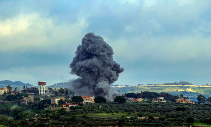 레바논 남부 국경지대 마을에서 이스라엘 공습 이후 연기가 피어오르고 있다.