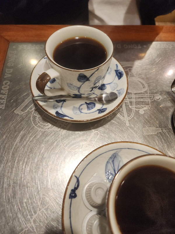 타이베이 카페와 칵테일 바 탐방기_펑다카페(蜂大咖啡, Fong Da Coffee)_서빙된 커피