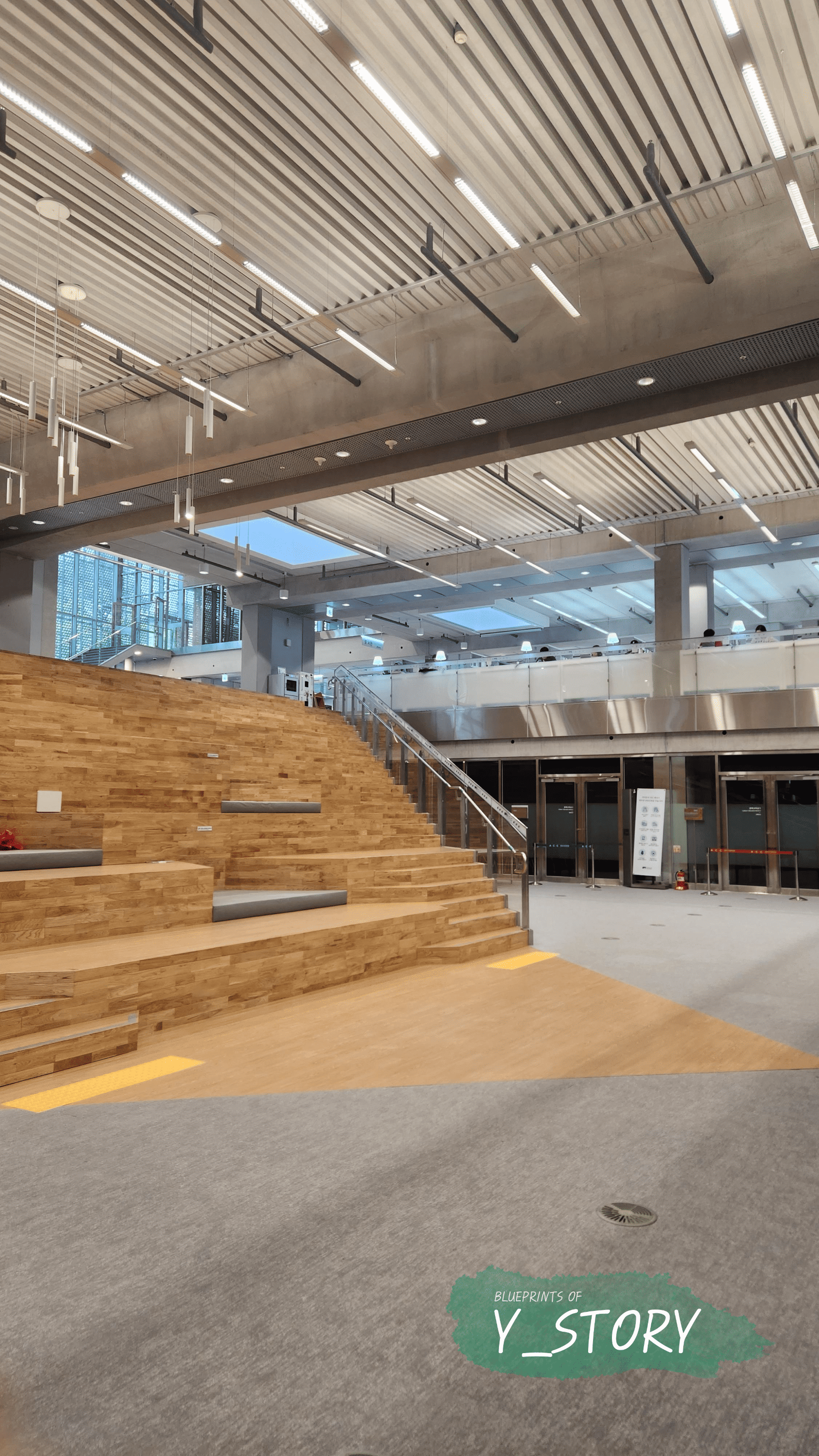 우규승 건축가가 설계한 아시아문화전당의 실내 계단홀 모습