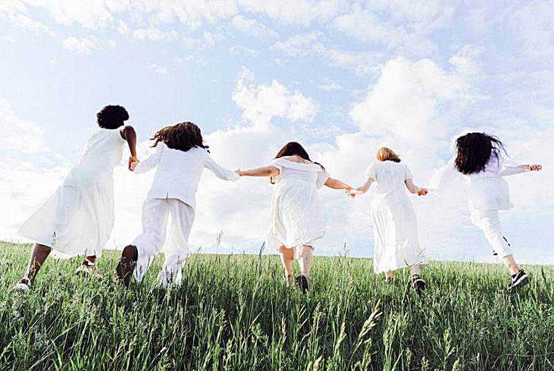 들판에서-여러사람들이-손을-잡고-있는-모습