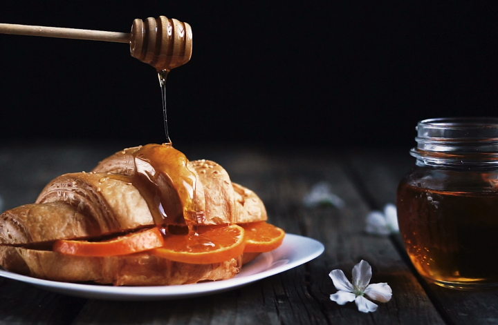 썸네일-정제-탄수화물-음식인-빵-뿌려지는꿀