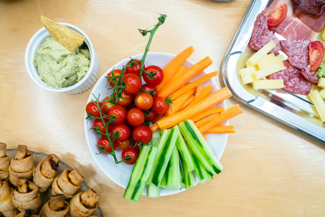 자른-오이와-방울토마토가-접시에-담긴-사진