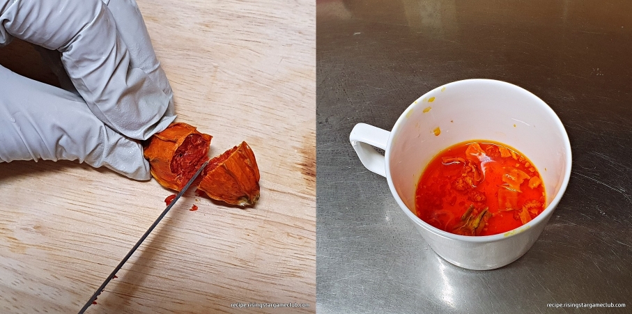 튀김 반죽에 들어갈 치자 색소를 울궈내는 사진