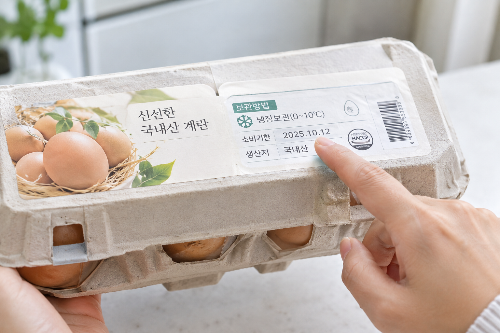 계란 포장에 표시된 날짜와 보관 방법을 확인하는 모습