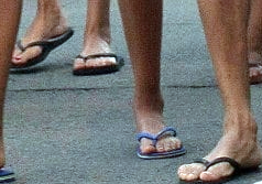 쪼리 신은 사람들