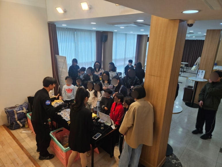 공연장 입구 포토존에서 찍은 아이 모습&amp;#44; 우주 배경