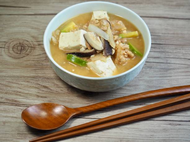 청국장 같은 발효식품은 유산균이 풍부해 장내 미생물 균형을 맞추는 데 효과적