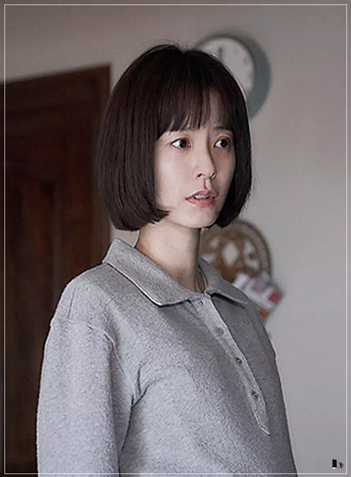 영화-잠-심각한-표정의-수진