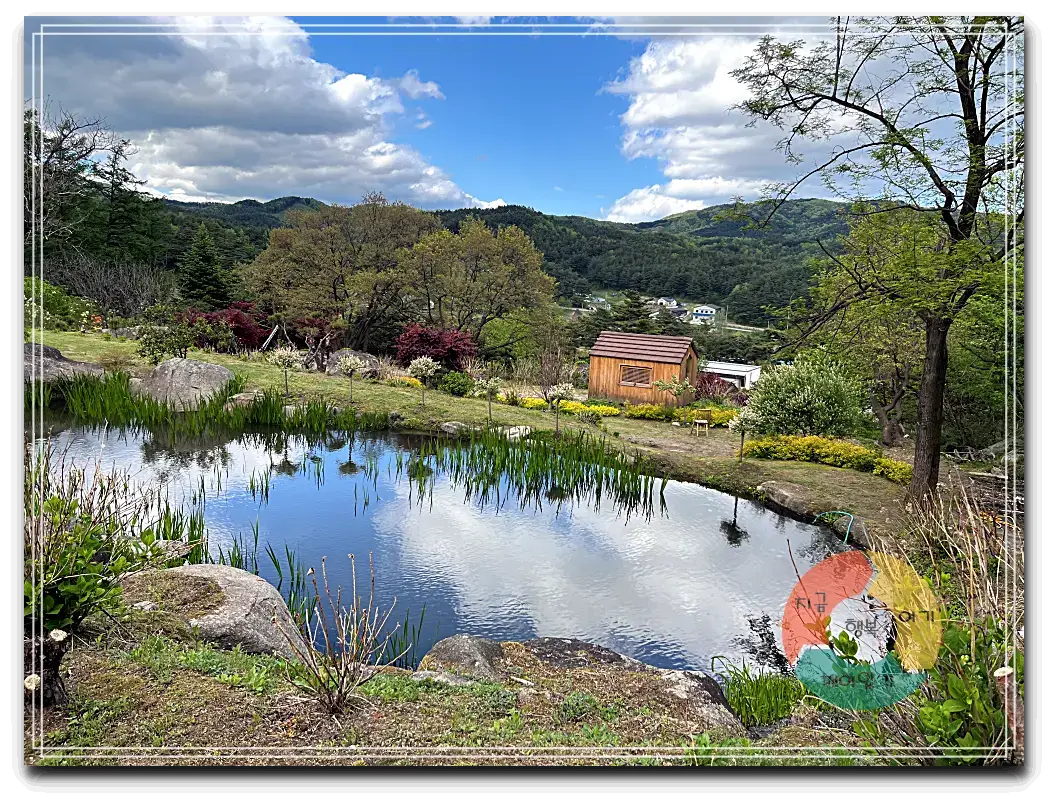 어흘_정원-연못-푸른하늘-오두막집-산