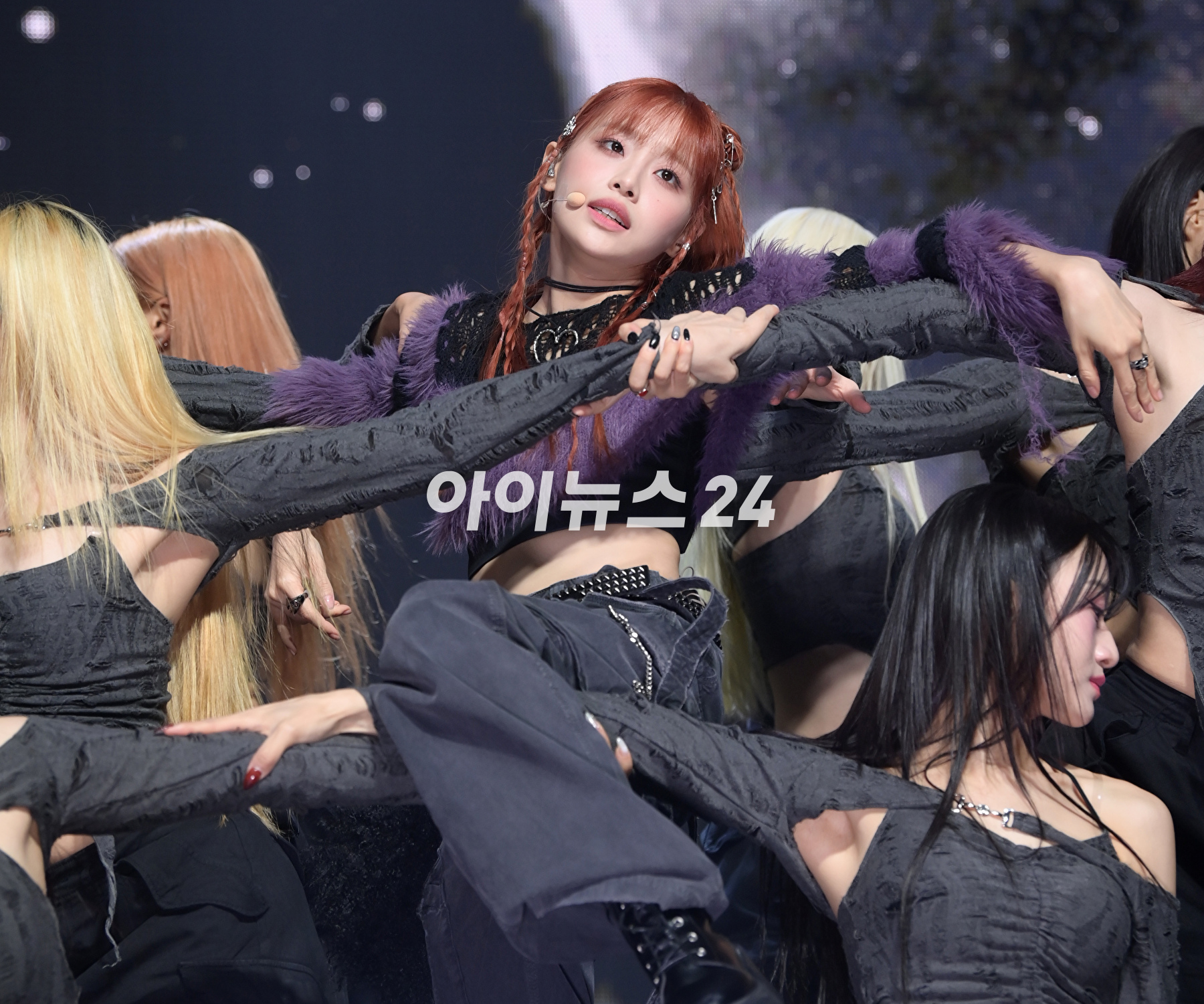 가수 츄가 18일 오후 서울 광진구 예스24라이브홀에서 열린 츄(CHUU) 첫 번째 미니앨범 &#39;하울&#39; 발매 기념 쇼케이스에서 타이틀곡 &#39;하울&#39; 무대를 선보이고 있다. [사진=정소희 기자]