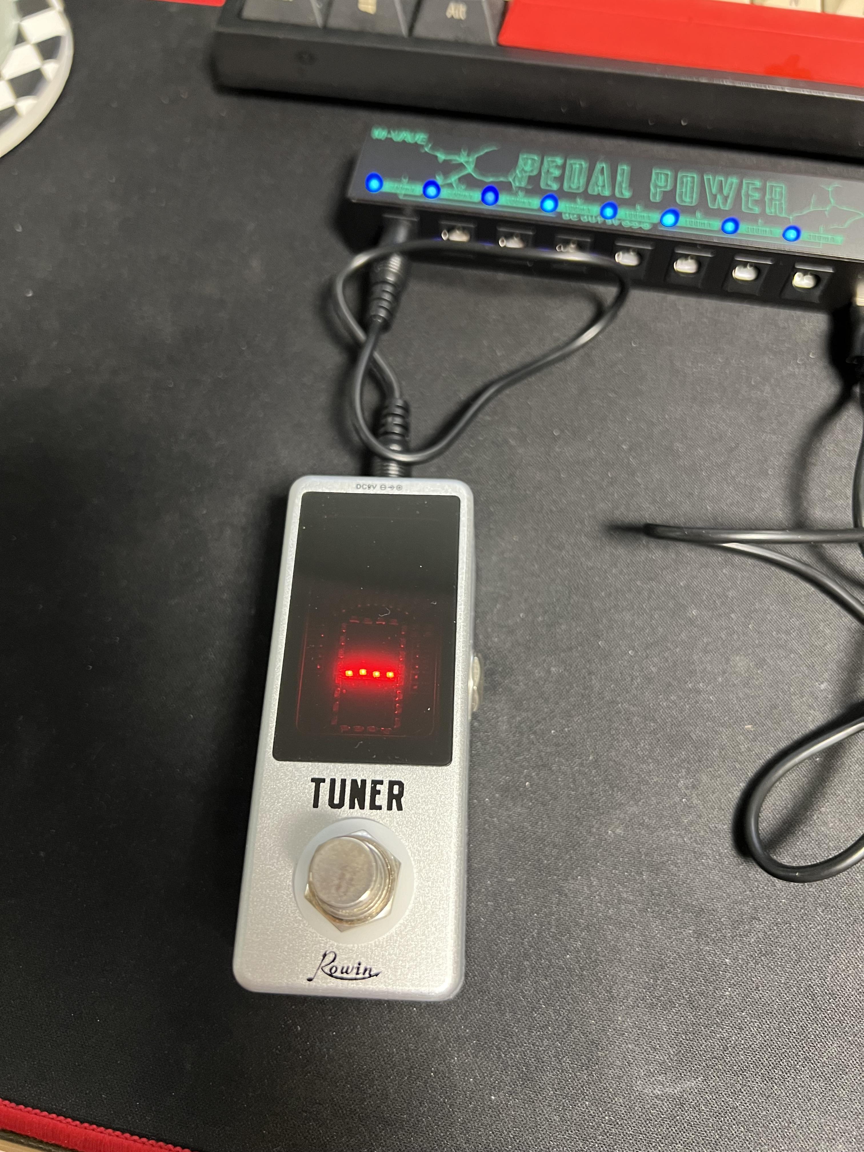페달 파워를 통해서 튜너에 불이 들어온 사진