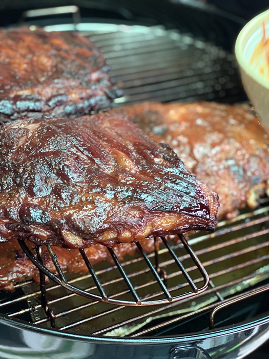 스페어립에 바베큐 소스를 발라서 훈연