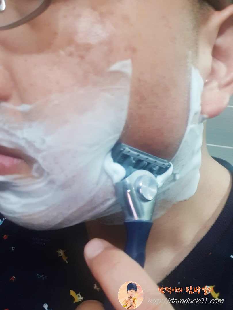 위에서 아래로 면도