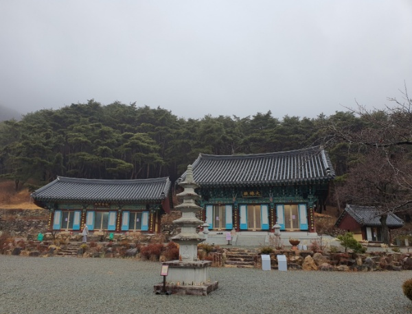 대웅전 앞마당 모습