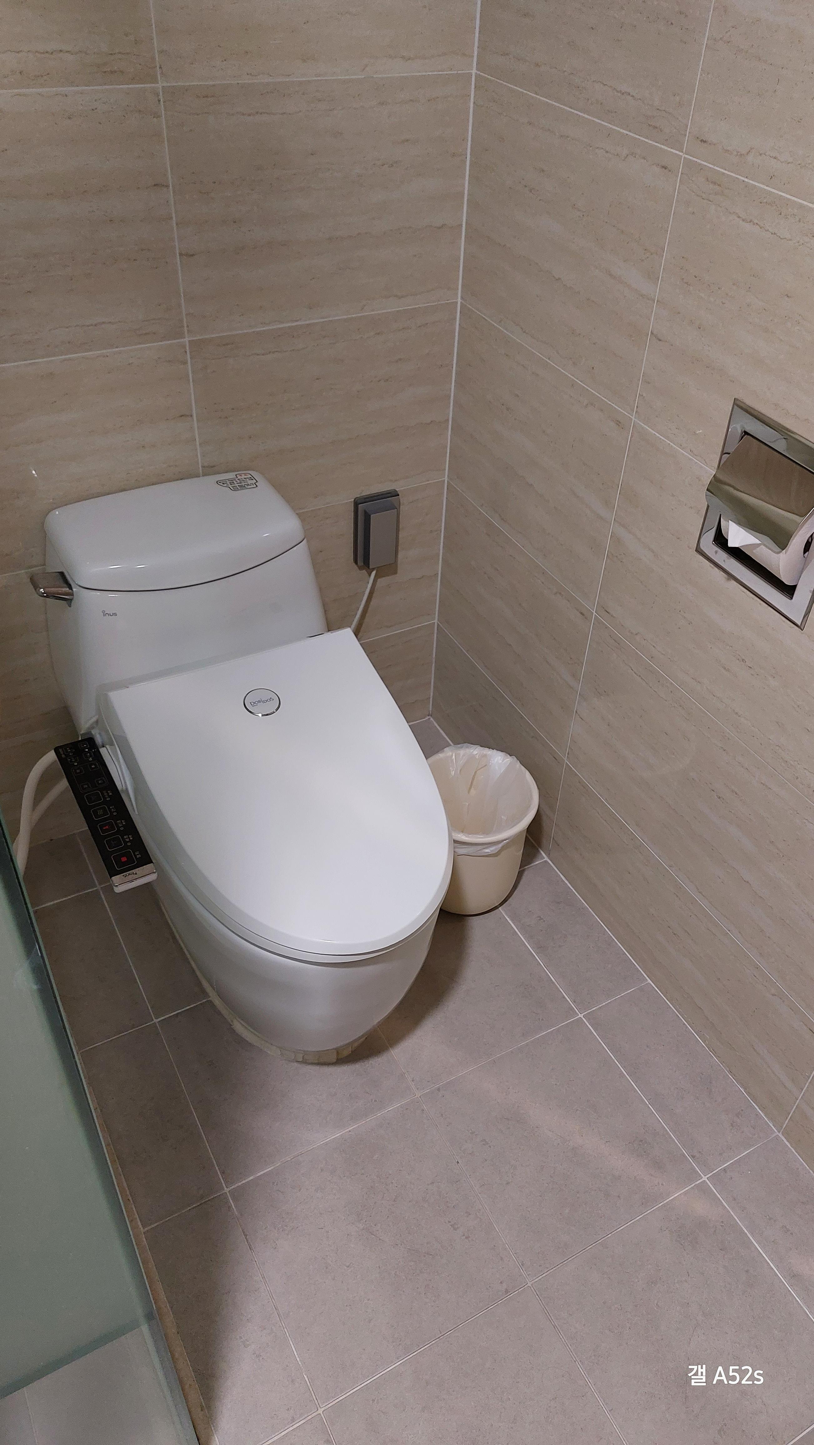 변기는 당연히 비데가 있죠!