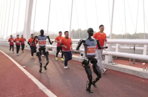 작년 11월 중국 베이징 이좡(亦庄)에서 열린 하프 마라톤 대회에 휴머노이드 로봇 '톈궁(天工)' 이 참가했다.