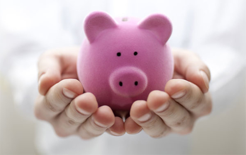 분홍색-돼지저금통을-두손으로-들고있음
