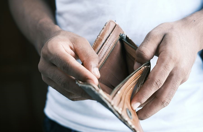 지갑이 텅빈 사진