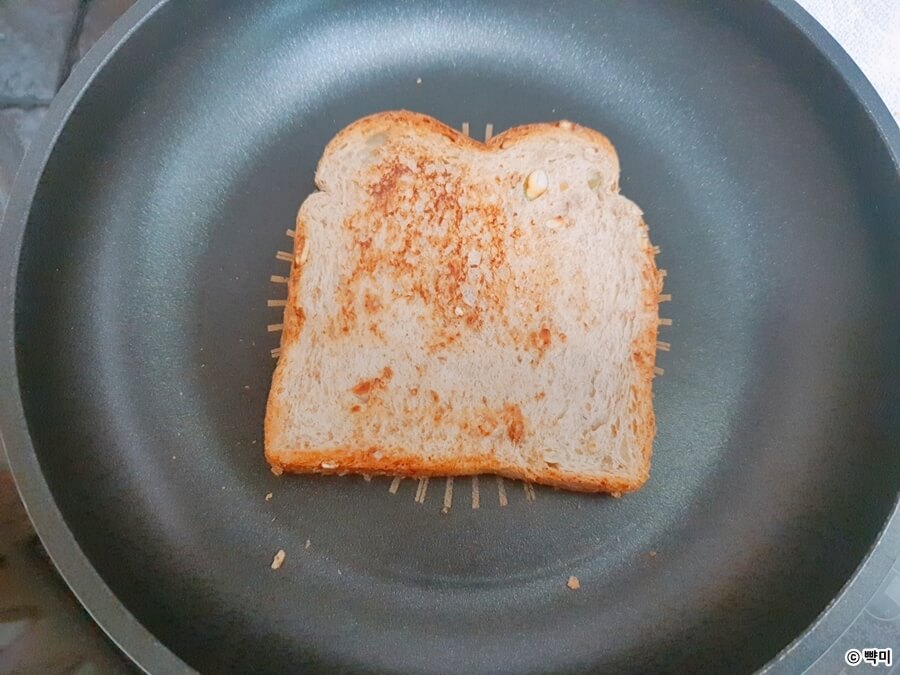 예열한 팬에 통밀식빵을 앞뒤로 노릇하게 구워주기