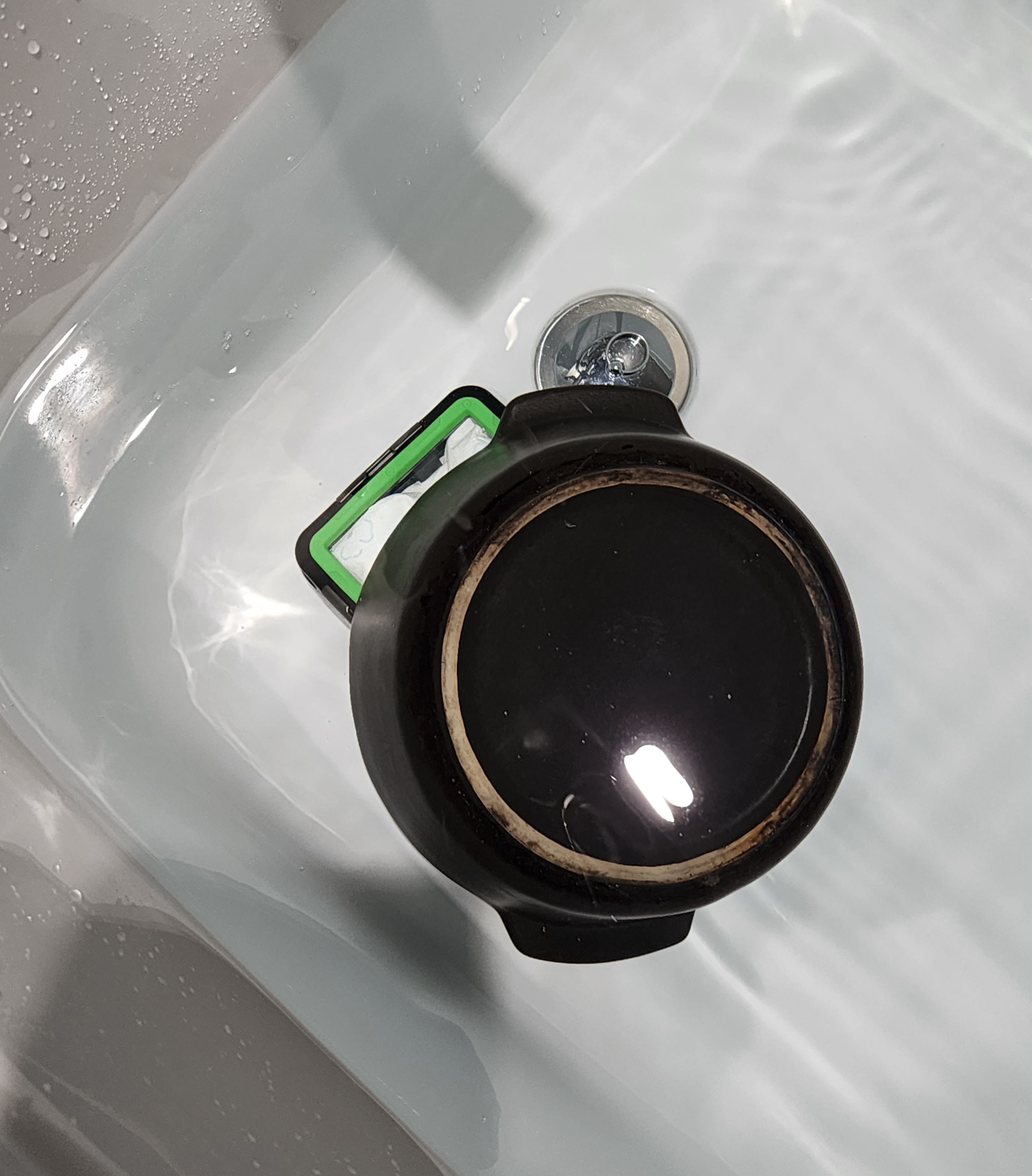 방수케이스방수테스트_욕조에 뚜배기로 핸드폰고정