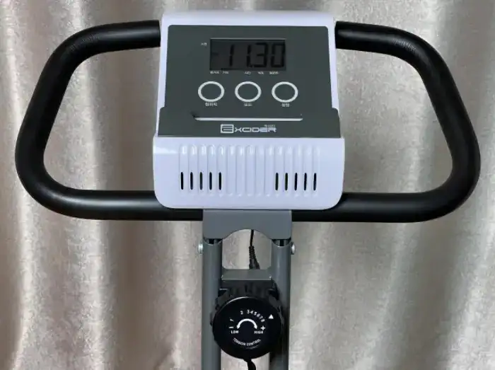 헬스 사이클 엑사이더 EX900의 모니터와 강약 조절 다이얼 모습