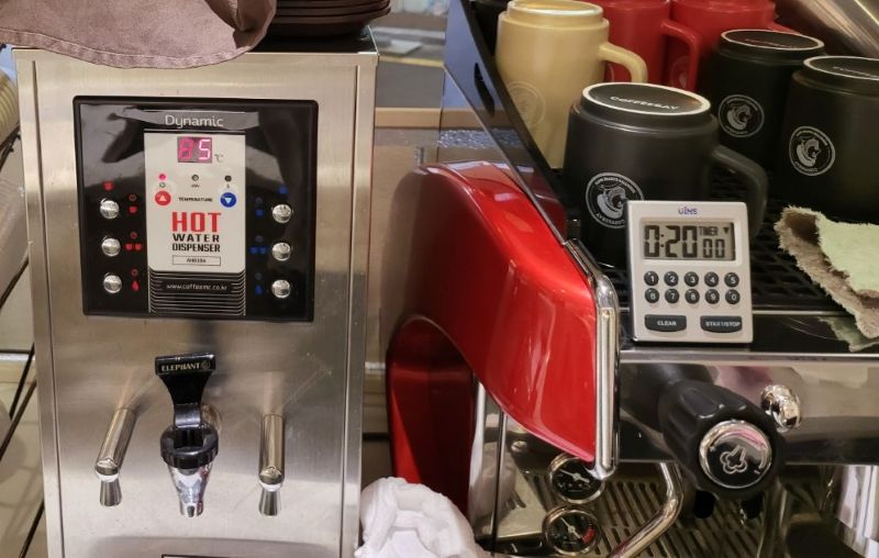 카페 카운터에 나란히 놓여 있는 3개의 디지털 타이머