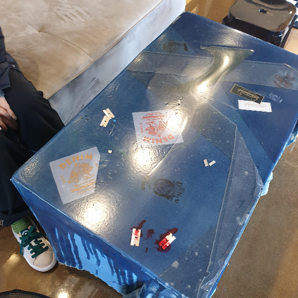 양양 카페 데님 서프 보드스 (Denim Surf boards)_ 매장 내 부 _ 데님 테이블