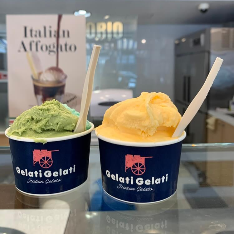 컵에 든 젤라또 2개