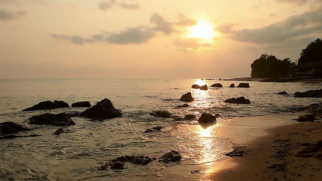 해가 지는 바닷가 사진