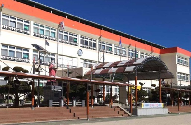 두룡 초등학교 전경