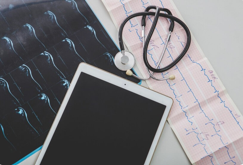 청진기와 의료용 태블릿