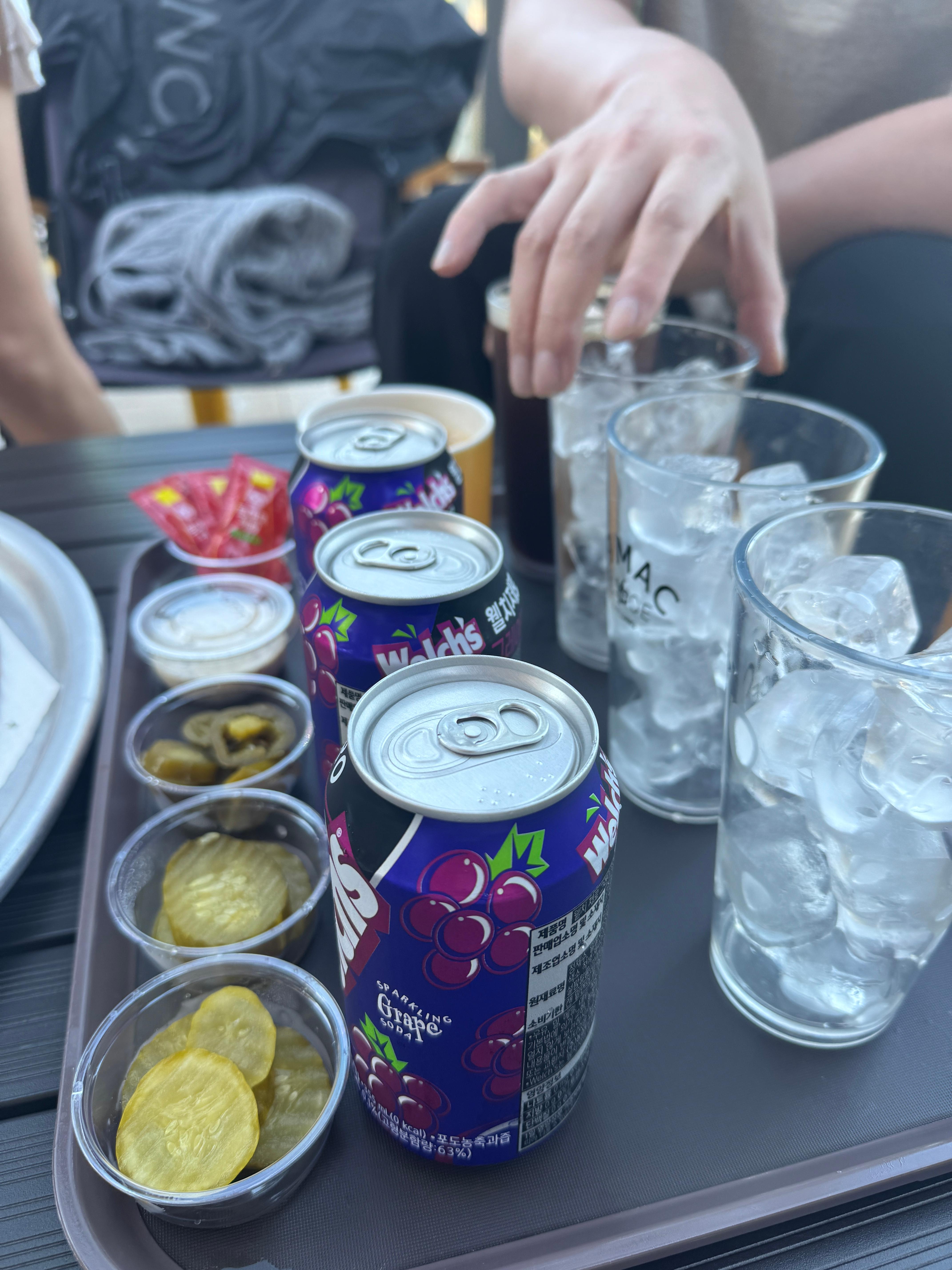 팔당 피맥플레이스에서 웰치스 제로와 얼음잔&amp;#44; 피클이 함께 놓인 트레이. 맥주 대신 음료로 즐기는 테라스 식사