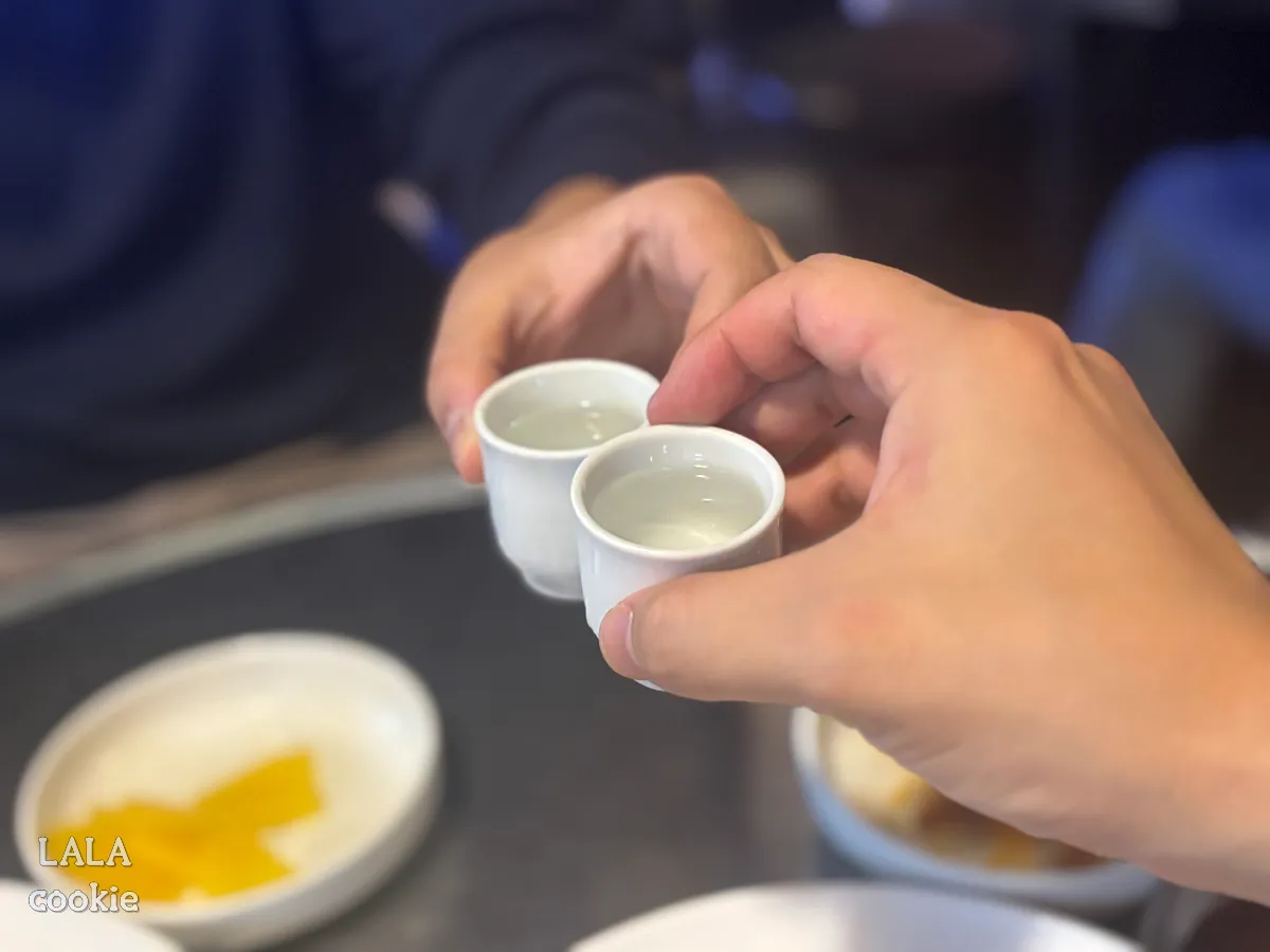 대구-중구-가성비-포장마차-술집-추천-방천야시장-소주잔-건배하는-중