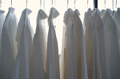 셔츠 걸어 놓고 냄새 제거하는 모습