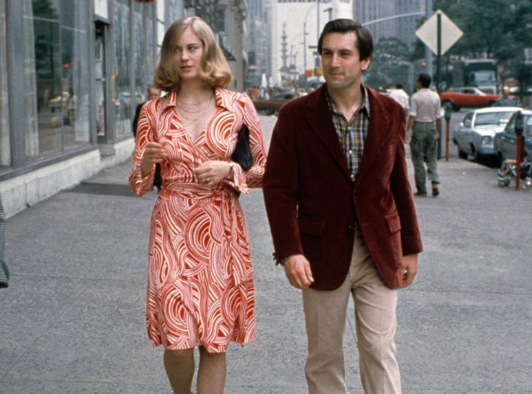 영화 택시 드라이버(Taxi Driver) 장면 – 남자 주인공이 여성과 함께 1970년대 뉴욕 거리를 걷는 대표 장면